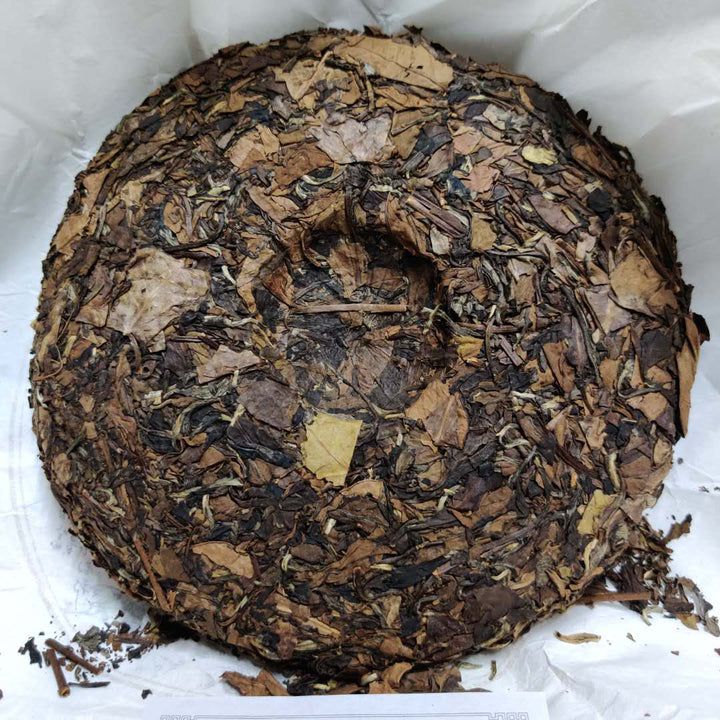 2016 "Lao Bai Cha - Shou Mei" (Old White Tea - Shoumei ) Cake 357g Fuding BaiCha, Fujian Province.